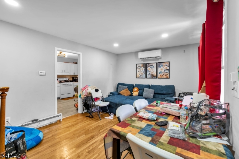 208 E Price St Property Photo 2