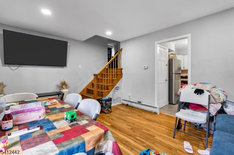 208 E Price St Property Photo 3