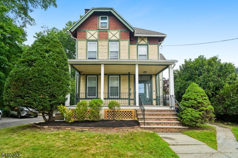 70 Elm St Property Photo 1