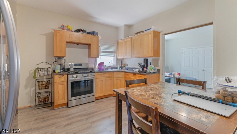 60 Welland Ave Property Photo 6