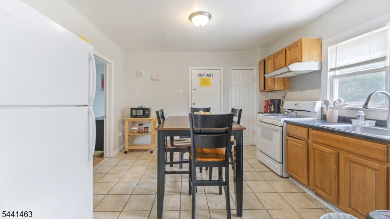 60 Welland Ave Property Photo 8