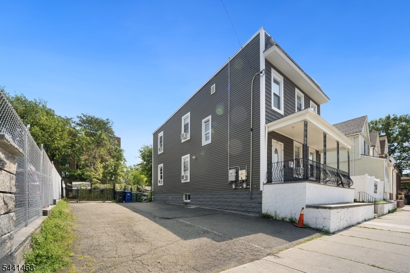 60 Welland Ave Property Photo 23