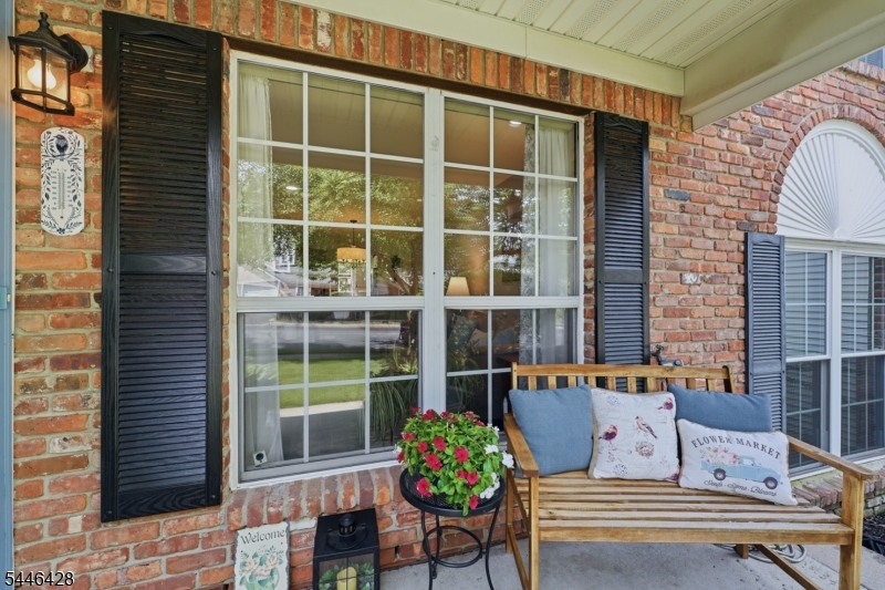 220 Learnington Way Property Photo 3