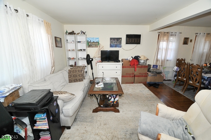 300 Kennedy Dr Property Photo 3