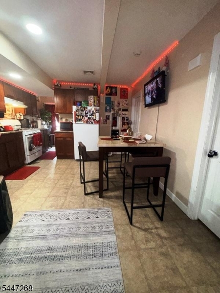 562 Summer St Property Photo 2