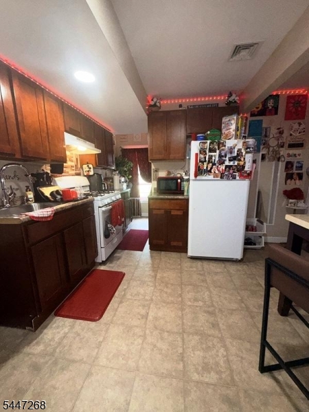 562 Summer St Property Photo 3