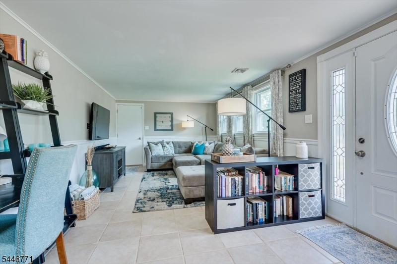2700 Dover St Property Photo 4