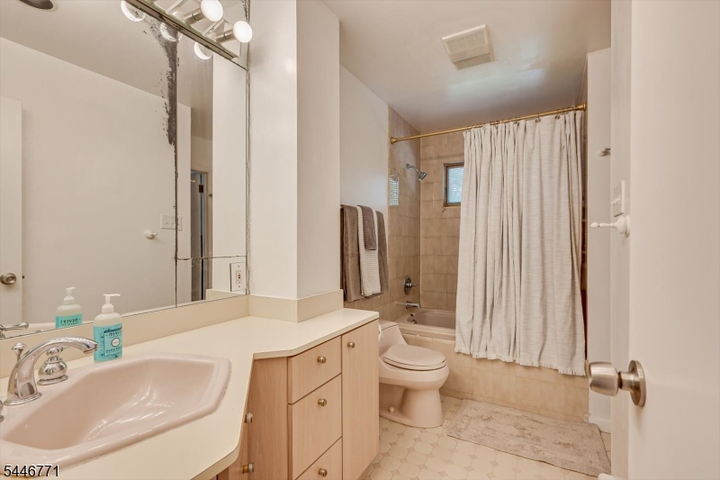 2700 Dover St Property Photo 17