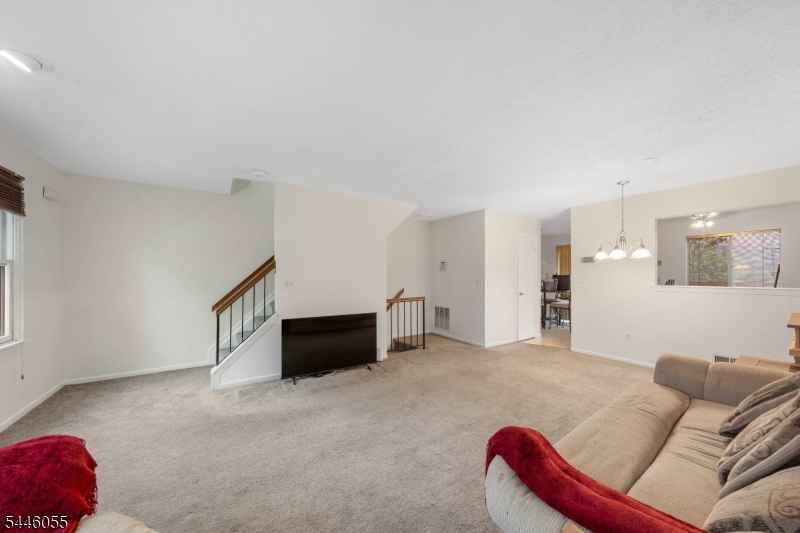 668 Jackson Ave Property Photo 4