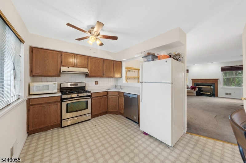 668 Jackson Ave Property Photo 8