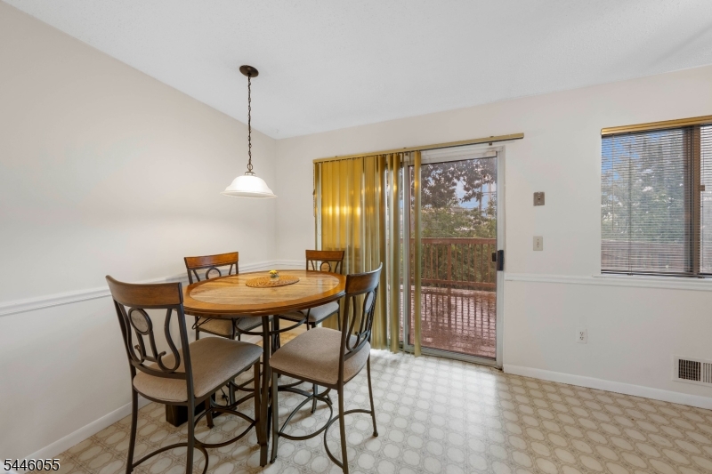668 Jackson Ave Property Photo 10