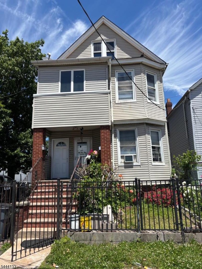 957 Olive St Property Photo 1