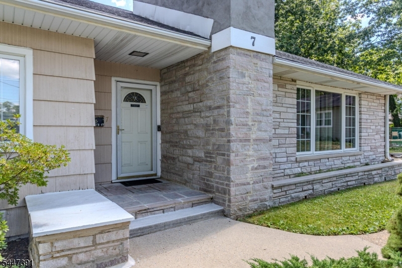 7 White Beech Ct Property Photo 3