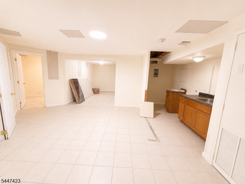 191 Bloomfield Ave Property Photo 3