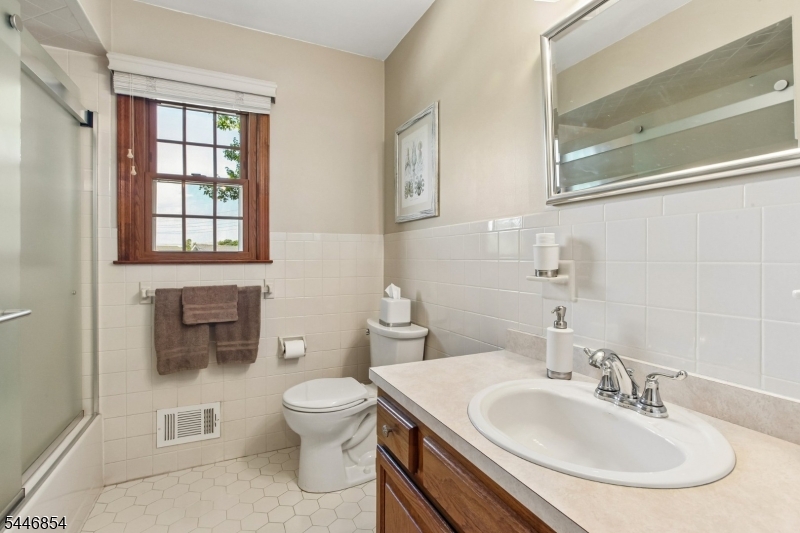 4 Van Loan Ave Property Photo 23