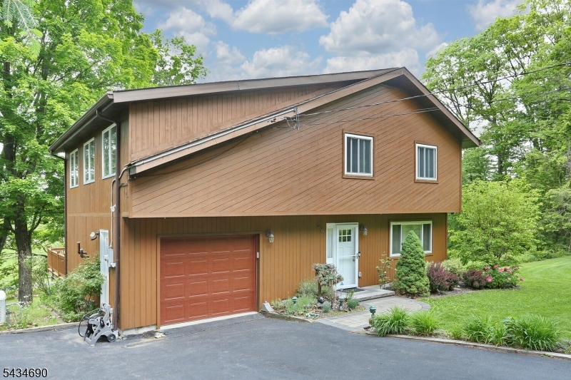 64 Larchmont Dr Property Photo 1