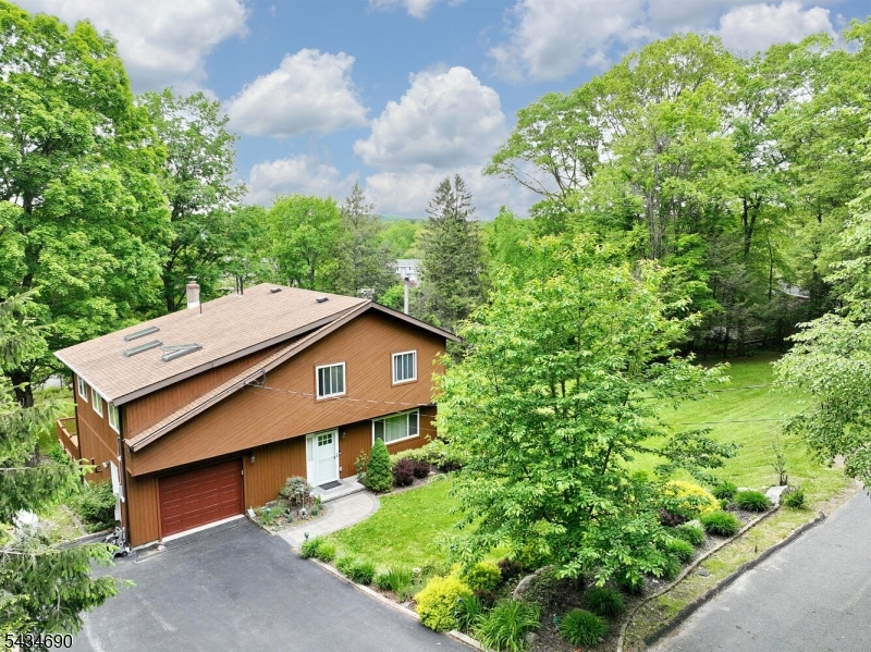 64 Larchmont Dr Property Photo 2