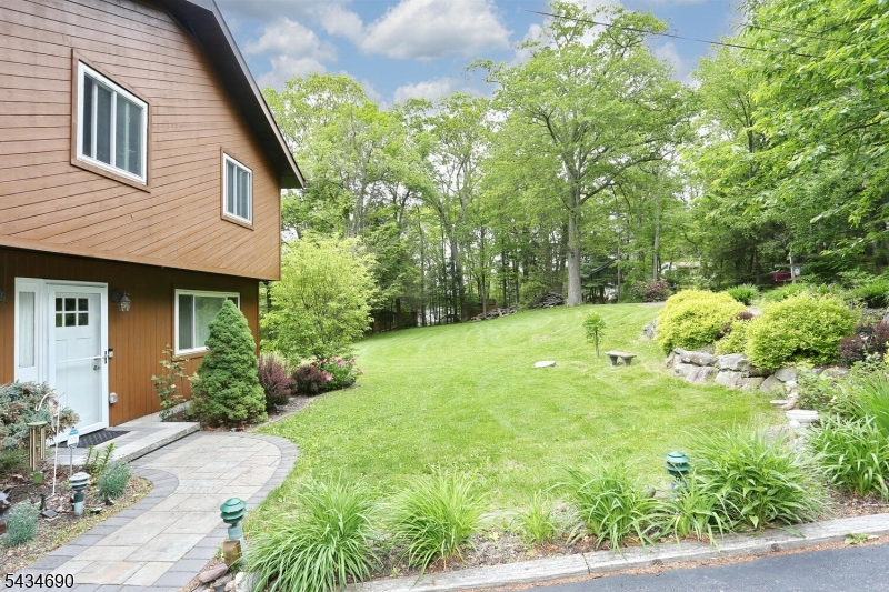 64 Larchmont Dr Property Photo 3