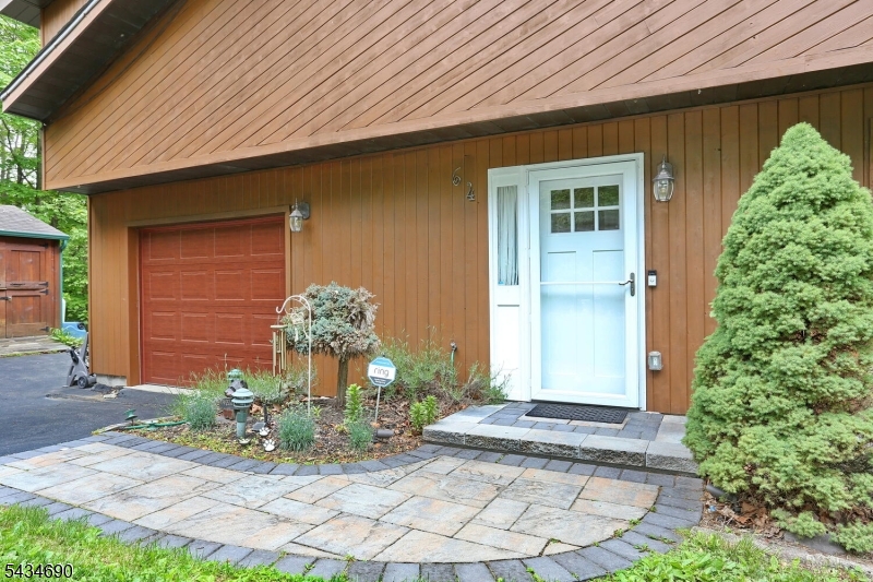 64 Larchmont Dr Property Photo 4