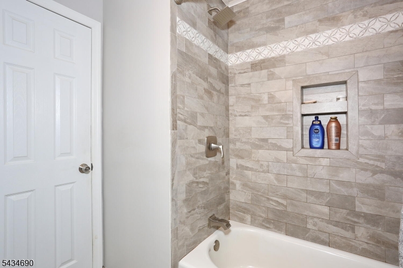 64 Larchmont Dr Property Photo 16