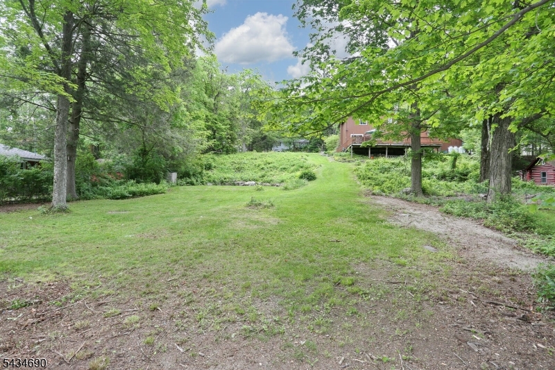64 Larchmont Dr Property Photo 24