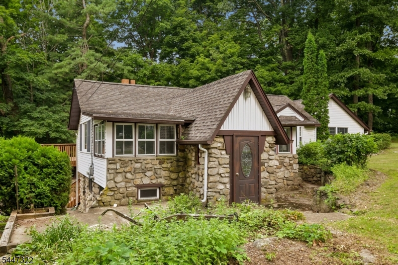 211 Wawayanda Rd Property Photo 2