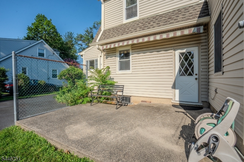 520 Winsor St Property Photo 6