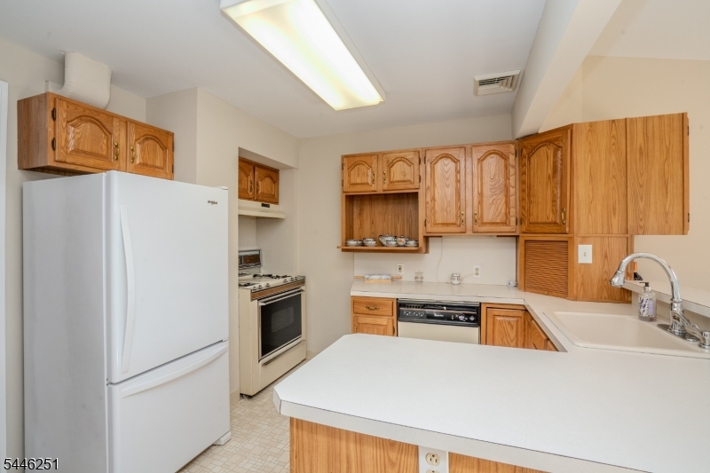 520 Winsor St Property Photo 12