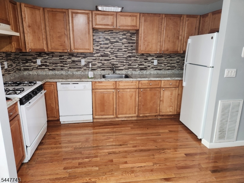 275 Garside St Property Photo 11