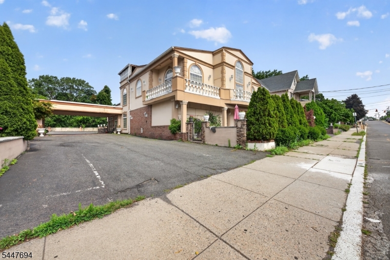 160 Lincoln Ave Property Photo 6