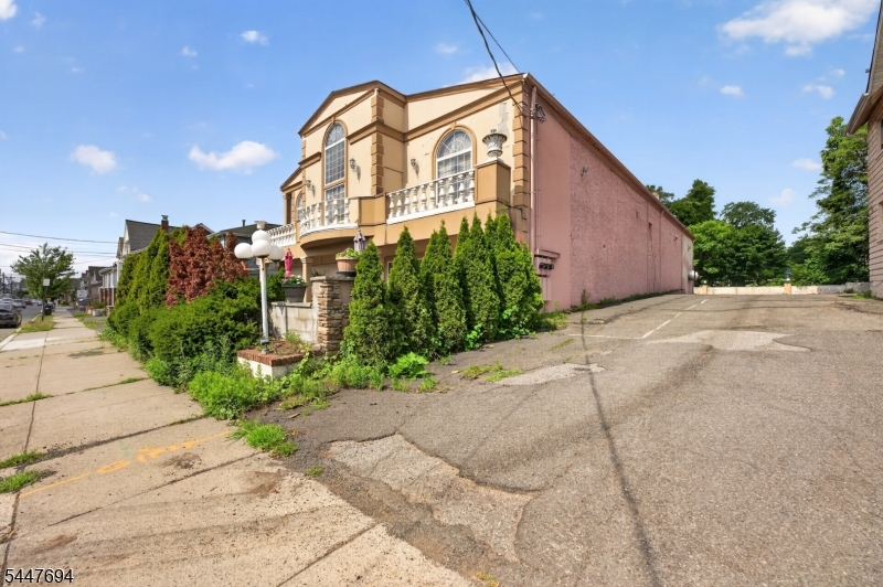 160 Lincoln Ave Property Photo 7