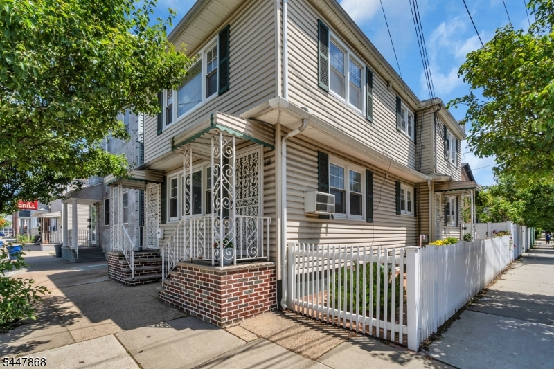 116 1st St Property Photo 1