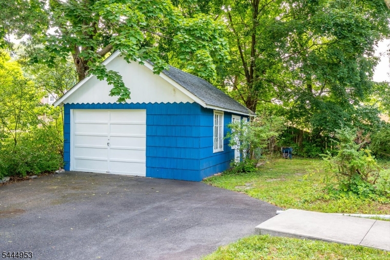 50 Forest Ave Property Photo 13