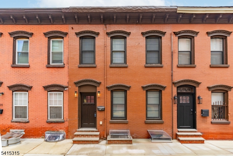 16 Eagle St Property Photo 1