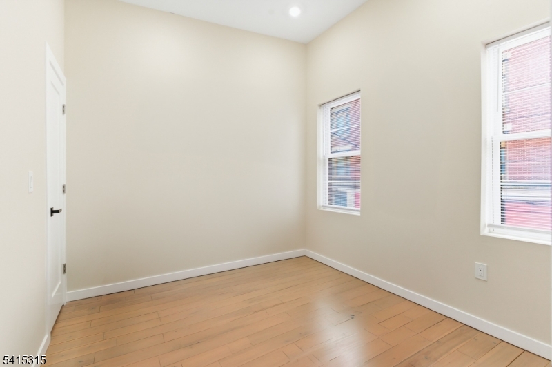16 Eagle St Property Photo 17