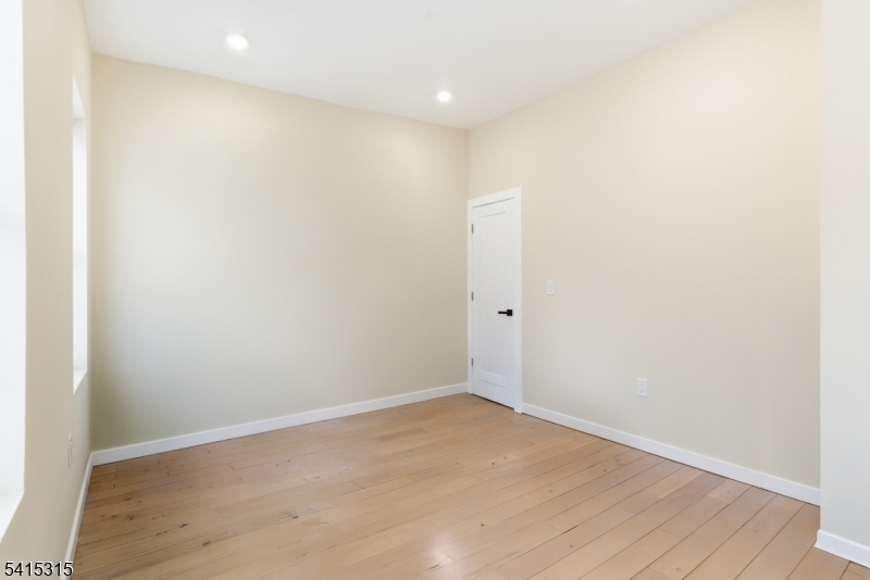 16 Eagle St Property Photo 18