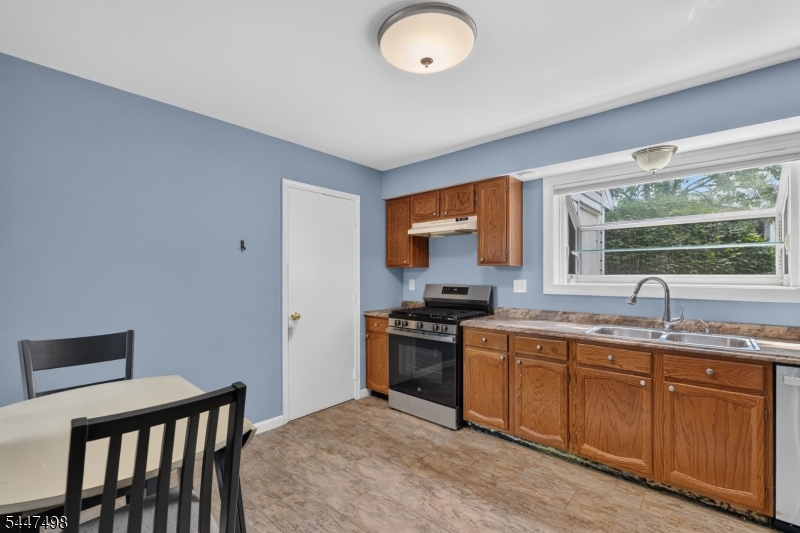 352 Cotswold Pl Property Photo 3