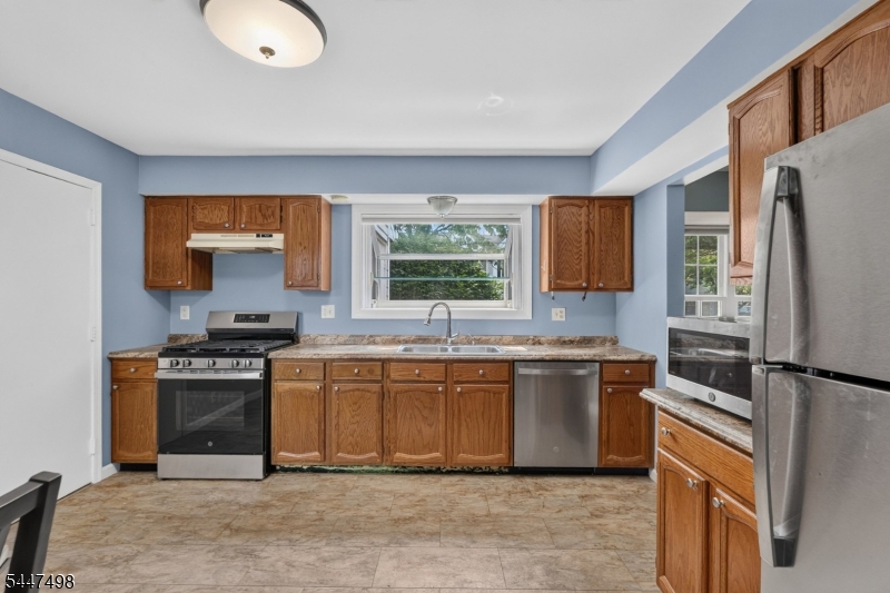352 Cotswold Pl Property Photo 4