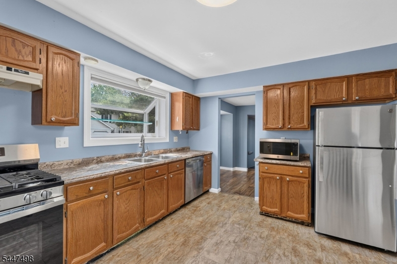 352 Cotswold Pl Property Photo 6