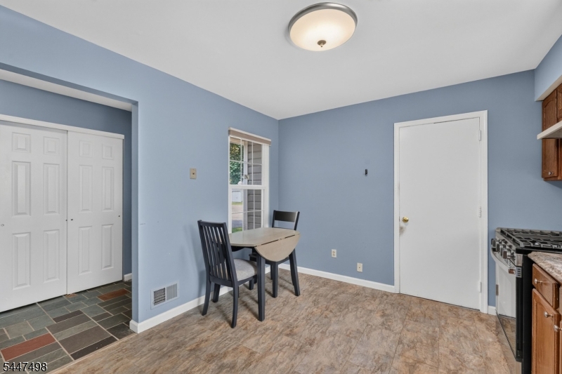 352 Cotswold Pl Property Photo 7