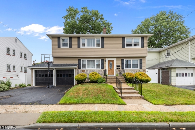 689 Gates Ter Property Photo 1