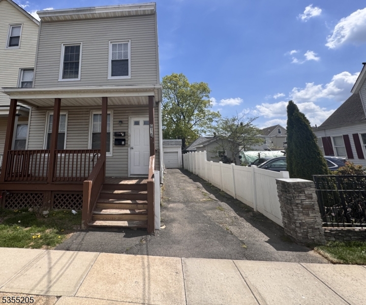 610 Cortlandt St Property Photo 1