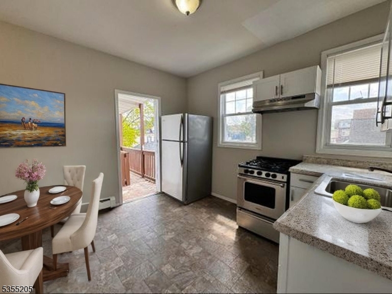 610 Cortlandt St Property Photo 11