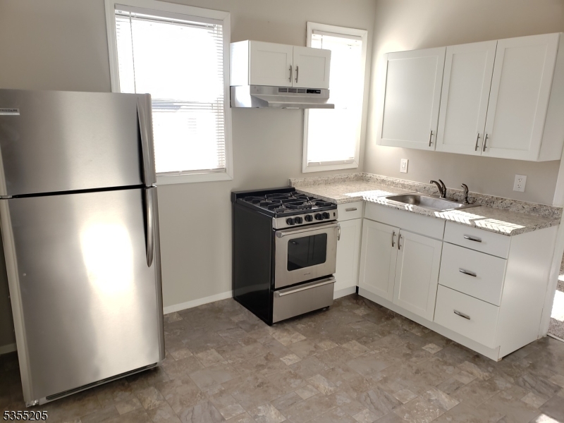 610 Cortlandt St Property Photo 24