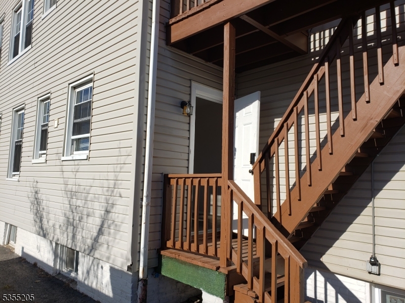 610 Cortlandt St Property Photo 29