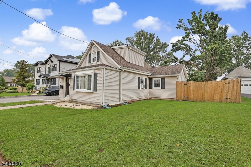 18 Tappen St Property Photo 3