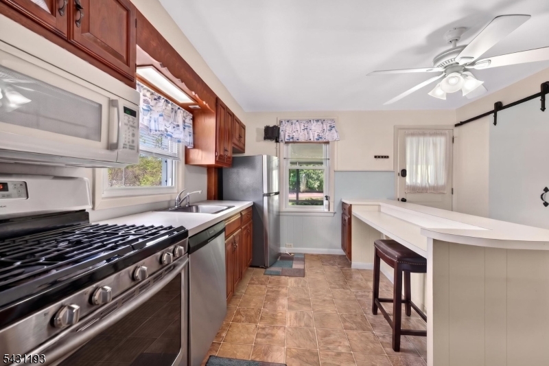 319 Center St Property Photo 4