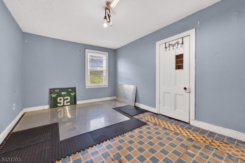 319 Center St Property Photo 15