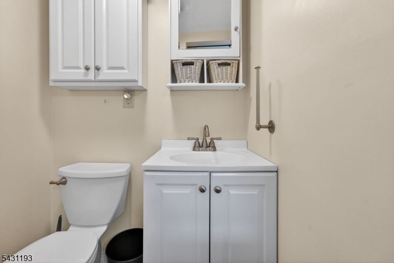 319 Center St Property Photo 16