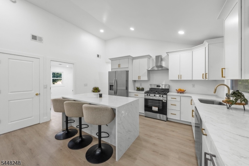 29 Woodhull Ave Property Photo 16
